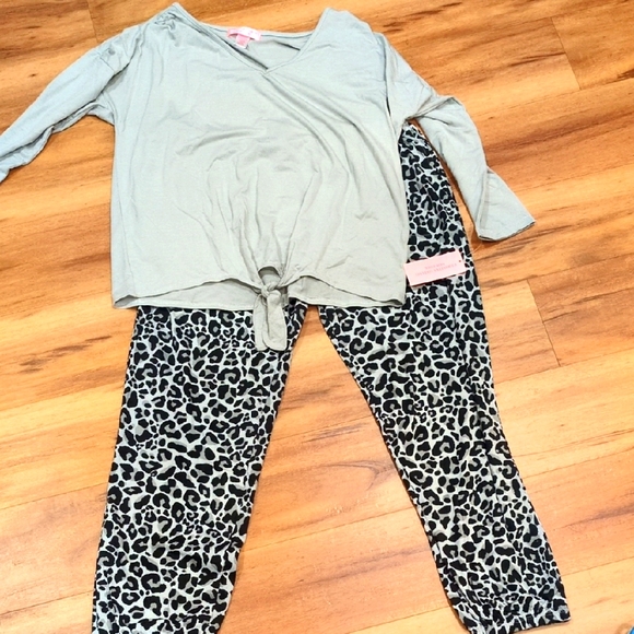 Christian Siriano Other - Christian Siriano NWT Gray and Black animal print Pajama sleepwear joggers set